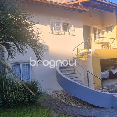 Casa com 249m², 4 quartos (sendo 2 suítes), 3 garagens, no bairro Coqueiros em Florianópolis
