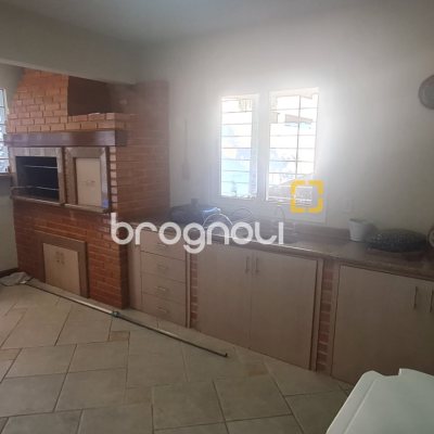 Casa com 249m², 4 quartos (sendo 2 suítes), 3 garagens, no bairro Coqueiros em Florianópolis