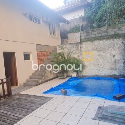 Casa com 249m², 4 quartos (sendo 2 suítes), 3 garagens, no bairro Coqueiros em Florianópolis