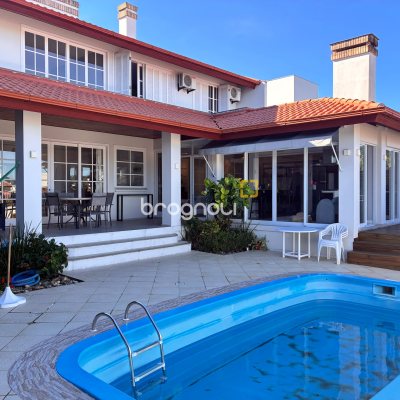 Casa com 375m², 3 quartos (sendo 1 suíte), 4 garagens, no bairro João Paulo em Florianópolis