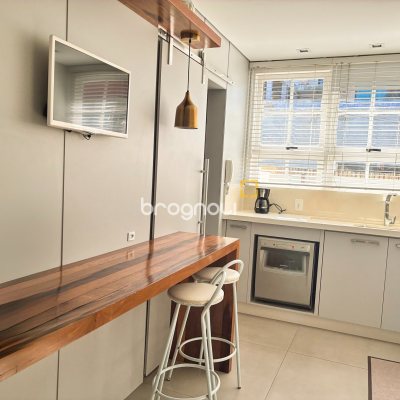Casa com 375m², 3 quartos (sendo 1 suíte), 4 garagens, no bairro João Paulo em Florianópolis