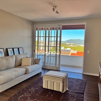 Casa com 375m², 3 quartos (sendo 1 suíte), 4 garagens, no bairro João Paulo em Florianópolis