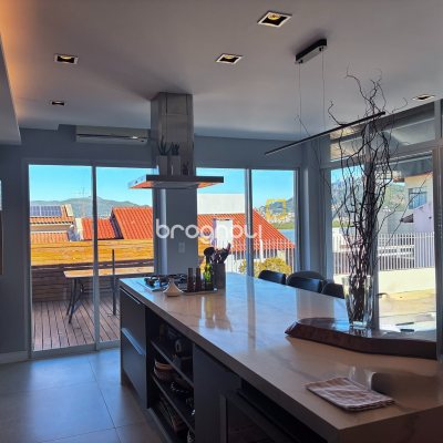 Casa com 375m², 3 quartos (sendo 1 suíte), 4 garagens, no bairro João Paulo em Florianópolis