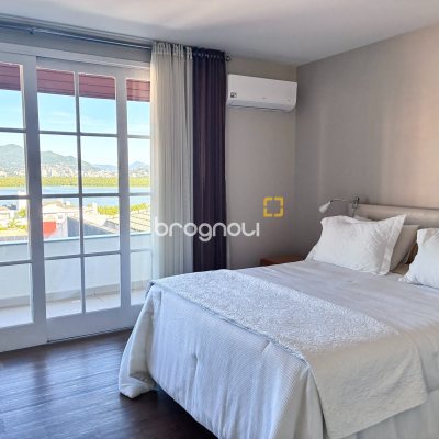 Casa com 375m², 3 quartos (sendo 1 suíte), 4 garagens, no bairro João Paulo em Florianópolis