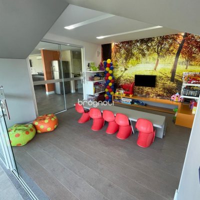 Cobertura com 140m², 2 quartos (sendo 2 suítes), 2 garagens, no bairro Campeche em Florianópolis