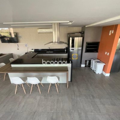Cobertura com 140m², 2 quartos (sendo 2 suítes), 2 garagens, no bairro Campeche em Florianópolis