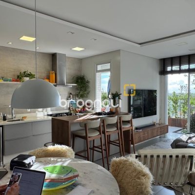 Cobertura com 140m², 2 quartos (sendo 2 suítes), 2 garagens, no bairro Campeche em Florianópolis