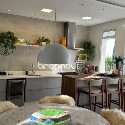 Cobertura com 140m², 2 quartos (sendo 2 suítes), 2 garagens, no bairro Campeche em Florianópolis