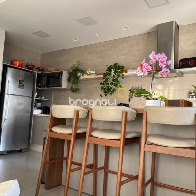 Cobertura com 140m², 2 quartos (sendo 2 suítes), 2 garagens, no bairro Campeche em Florianópolis