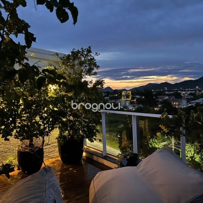 Cobertura com 140m², 2 quartos (sendo 2 suítes), 2 garagens, no bairro Campeche em Florianópolis