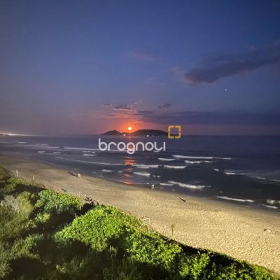 Casa com 98m², 3 quartos (sendo 1 suíte), 1 garagem, no bairro Campeche em Florianópolis