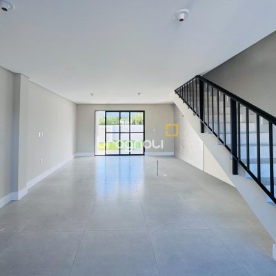 Casa com 118m², 3 quartos (sendo 1 suíte), 2 garagens, no bairro Campeche em Florianópolis