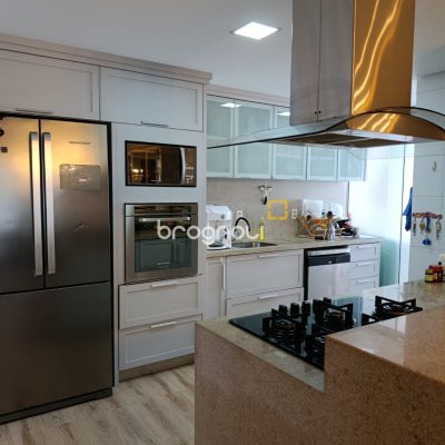 Apartamento com 117m², 3 quartos (sendo 1 suíte), 1 garagem, no bairro Kobrasol em São José