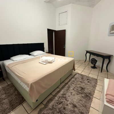 Casa com 176m², 4 quartos (sendo 1 suíte), 3 garagens, no bairro Balneário em Florianópolis