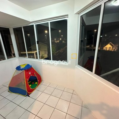Casa com 176m², 4 quartos (sendo 1 suíte), 3 garagens, no bairro Balneário em Florianópolis