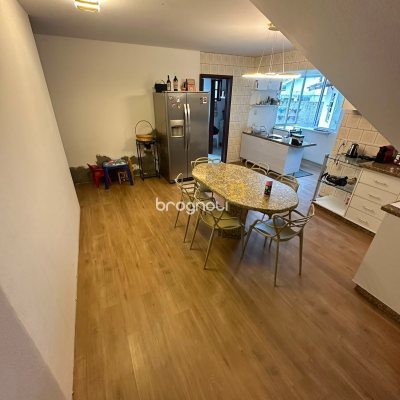 Casa com 176m², 4 quartos (sendo 1 suíte), 3 garagens, no bairro Balneário em Florianópolis