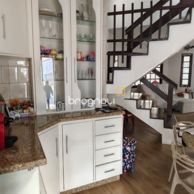 Casa com 176m², 4 quartos (sendo 1 suíte), 3 garagens, no bairro Balneário em Florianópolis