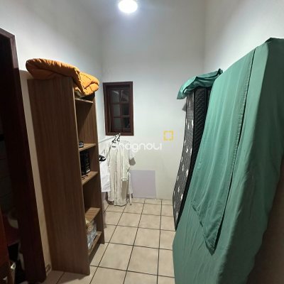Casa com 176m², 4 quartos (sendo 1 suíte), 3 garagens, no bairro Balneário em Florianópolis