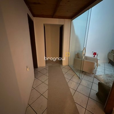Casa com 176m², 4 quartos (sendo 1 suíte), 3 garagens, no bairro Balneário em Florianópolis