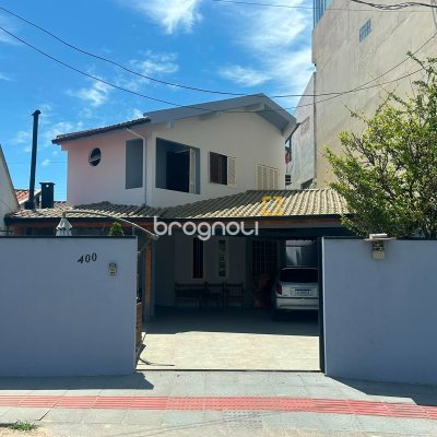 Casa com 176m², 4 quartos (sendo 1 suíte), 3 garagens, no bairro Balneário em Florianópolis