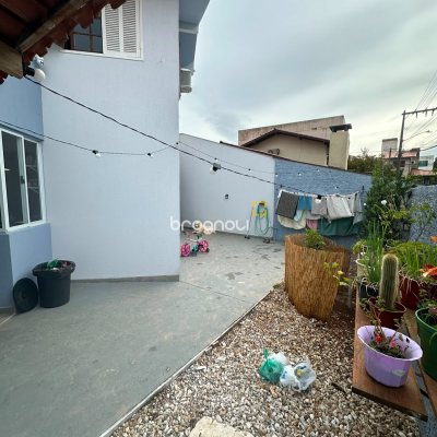 Casa com 176m², 4 quartos (sendo 1 suíte), 3 garagens, no bairro Balneário em Florianópolis