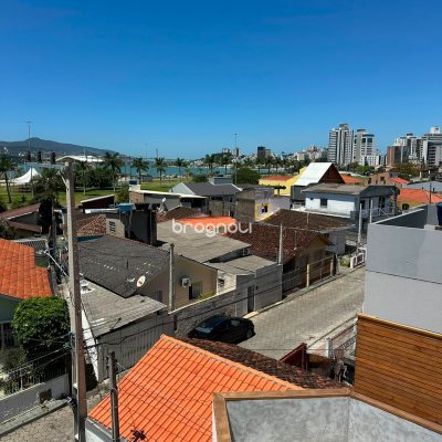 Casa com 176m², 4 quartos (sendo 1 suíte), 3 garagens, no bairro Balneário em Florianópolis
