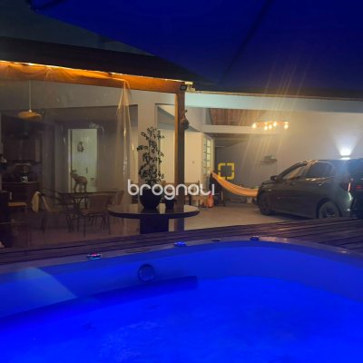 Casa com 176m², 4 quartos (sendo 1 suíte), 3 garagens, no bairro Balneário em Florianópolis