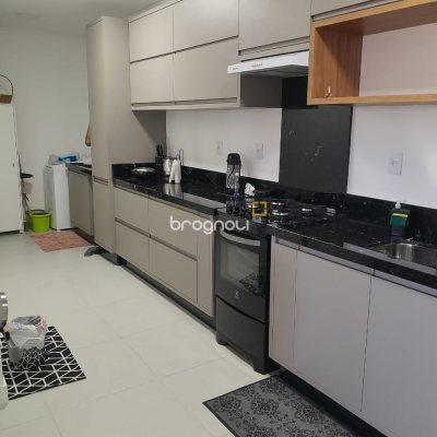 Apartamento com 89m², 2 quartos (sendo 1 suíte), 2 garagens, no bairro São João do Rio Vermelho em Florianópolis
