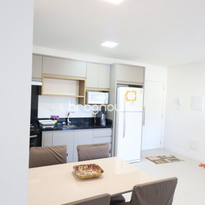 Apartamento com 89m², 2 quartos (sendo 1 suíte), 2 garagens, no bairro São João do Rio Vermelho em Florianópolis