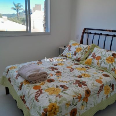 Apartamento com 89m², 2 quartos (sendo 1 suíte), 2 garagens, no bairro São João do Rio Vermelho em Florianópolis
