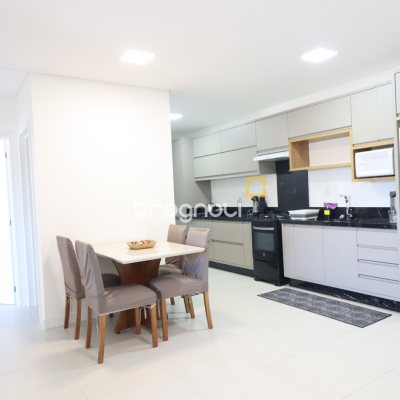 Apartamento com 89m², 2 quartos (sendo 1 suíte), 2 garagens, no bairro São João do Rio Vermelho em Florianópolis