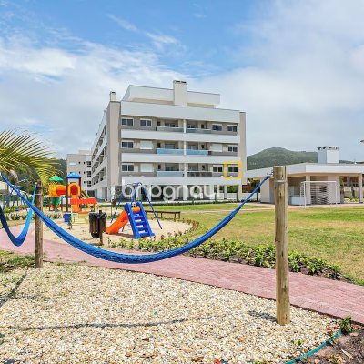 Apartamento com 89m², 2 quartos (sendo 1 suíte), 2 garagens, no bairro São João do Rio Vermelho em Florianópolis