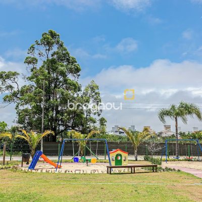 Apartamento com 89m², 2 quartos (sendo 1 suíte), 2 garagens, no bairro São João do Rio Vermelho em Florianópolis
