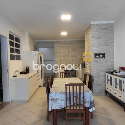 Casa com 236m², 8 quartos, 4 garagens, no bairro Palmas em Governador Celso Ramos
