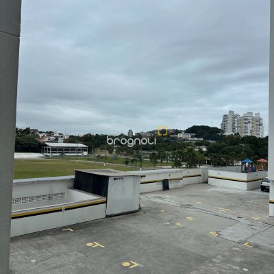 Apartamento com 66m², 2 quartos (sendo 1 suíte), 2 garagens, no bairro Estreito em Florianópolis