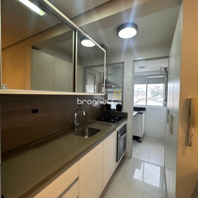 Apartamento com 66m², 2 quartos (sendo 1 suíte), 2 garagens, no bairro Estreito em Florianópolis