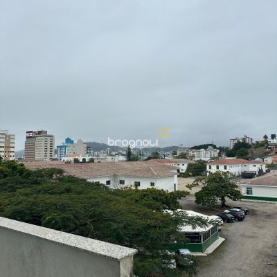 Apartamento com 66m², 2 quartos (sendo 1 suíte), 2 garagens, no bairro Estreito em Florianópolis