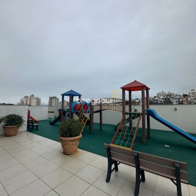 Apartamento com 66m², 2 quartos (sendo 1 suíte), 2 garagens, no bairro Estreito em Florianópolis