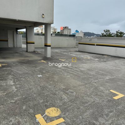 Apartamento com 66m², 2 quartos (sendo 1 suíte), 2 garagens, no bairro Estreito em Florianópolis