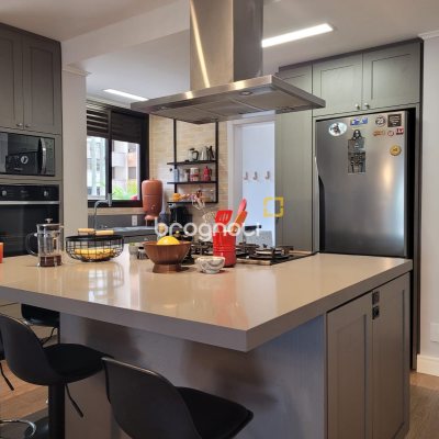 Apartamento com 315m², 3 quartos (sendo 1 suíte), 2 garagens, no bairro Centro em Florianópolis