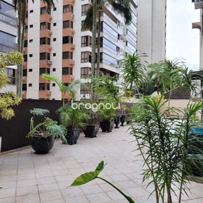 Apartamento com 315m², 3 quartos (sendo 1 suíte), 2 garagens, no bairro Centro em Florianópolis