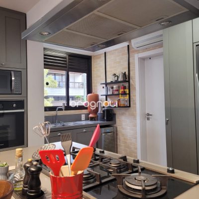 Apartamento com 315m², 3 quartos (sendo 1 suíte), 2 garagens, no bairro Centro em Florianópolis