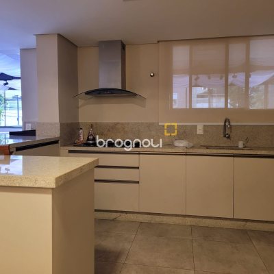Apartamento com 315m², 3 quartos (sendo 1 suíte), 2 garagens, no bairro Centro em Florianópolis