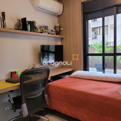 Apartamento com 315m², 3 quartos (sendo 1 suíte), 2 garagens, no bairro Centro em Florianópolis