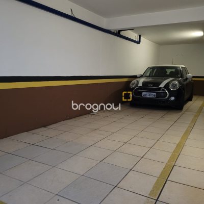 Apartamento com 315m², 3 quartos (sendo 1 suíte), 2 garagens, no bairro Centro em Florianópolis