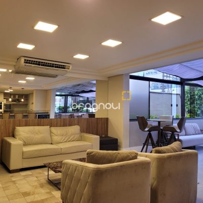 Apartamento com 315m², 3 quartos (sendo 1 suíte), 2 garagens, no bairro Centro em Florianópolis