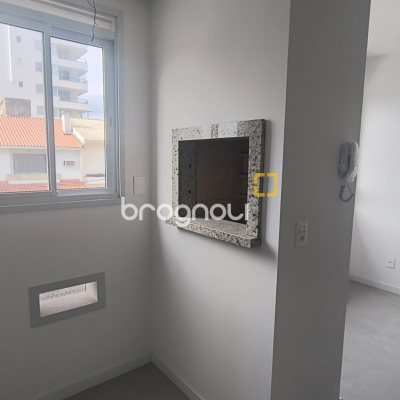 Apartamento com 79m², 2 quartos (sendo 1 suíte), 1 garagem, no bairro Coqueiros em Florianópolis