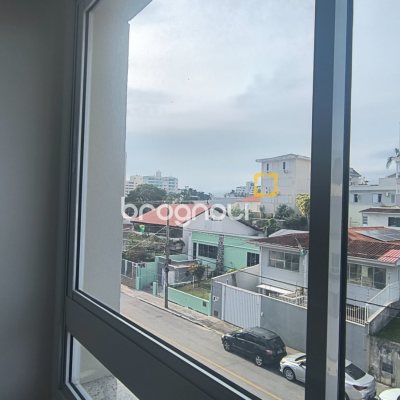 Apartamento com 79m², 2 quartos (sendo 1 suíte), 1 garagem, no bairro Coqueiros em Florianópolis