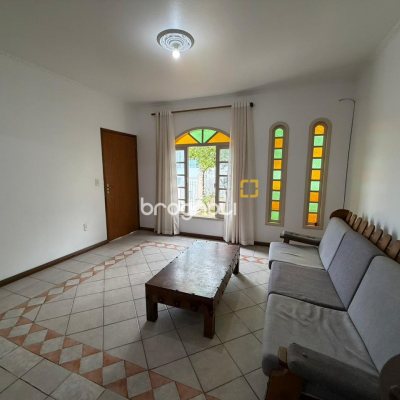 Casa com 174m², 6 quartos (sendo 2 suítes), 2 garagens, no bairro Pantanal em Florianópolis