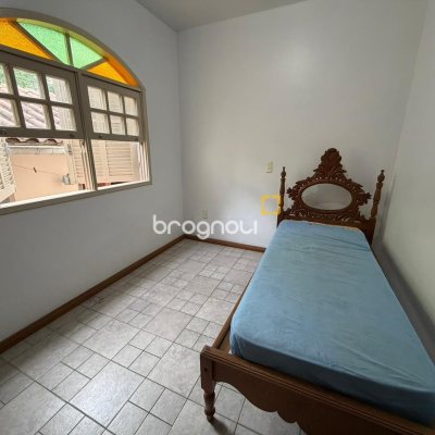 Casa com 174m², 6 quartos (sendo 2 suítes), 2 garagens, no bairro Pantanal em Florianópolis
